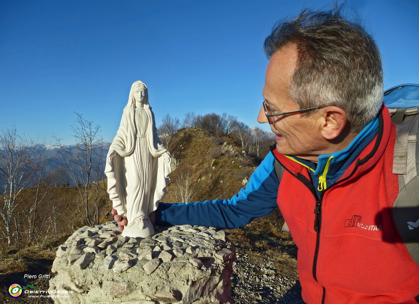 01 Alla Madonnina del Costone (1195 m), posta nel 2015 dal CAI di Alzano .JPG